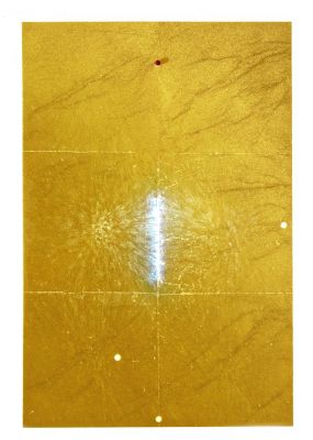 Nahaufnahme der 24 Karat Blau Wandleuchte von Ingo Maurer, goldene Oberfläche mit Lichteffekten.